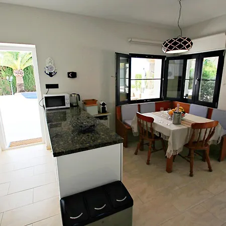 Relaxa - Modern With Private Pool & Sea Views In