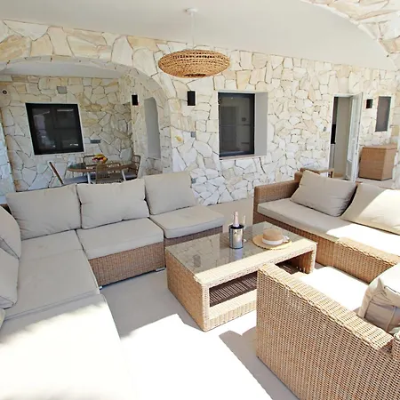 Relaxa - Modern With Private Pool & Sea Views In